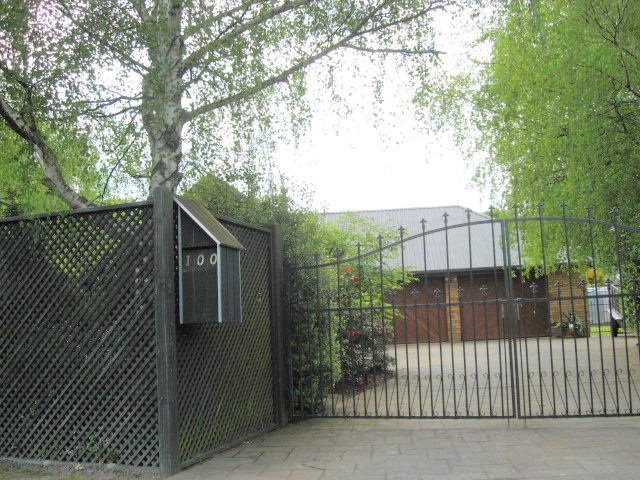 100 Main North Road, Woodend